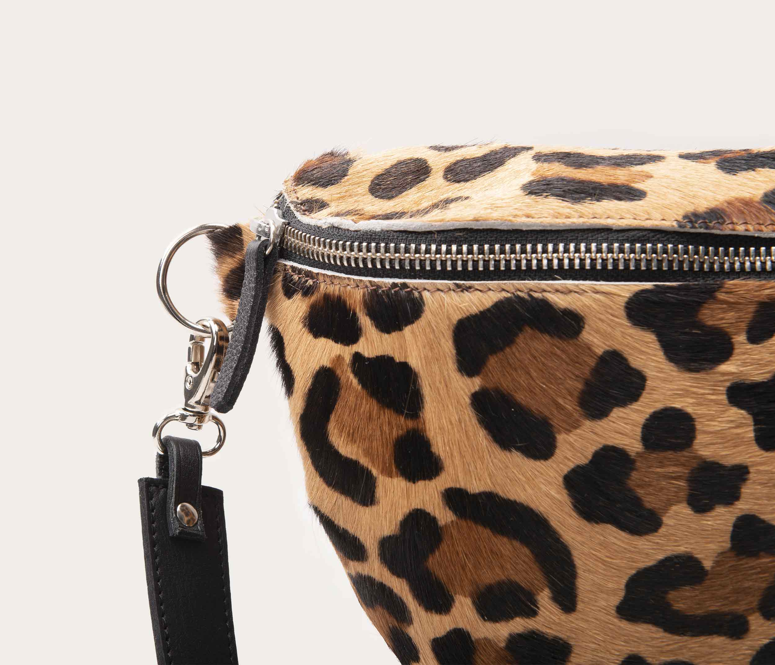 banane en cuir leopard detail zip, banane leopard cuir, banane en cuir leopard poils