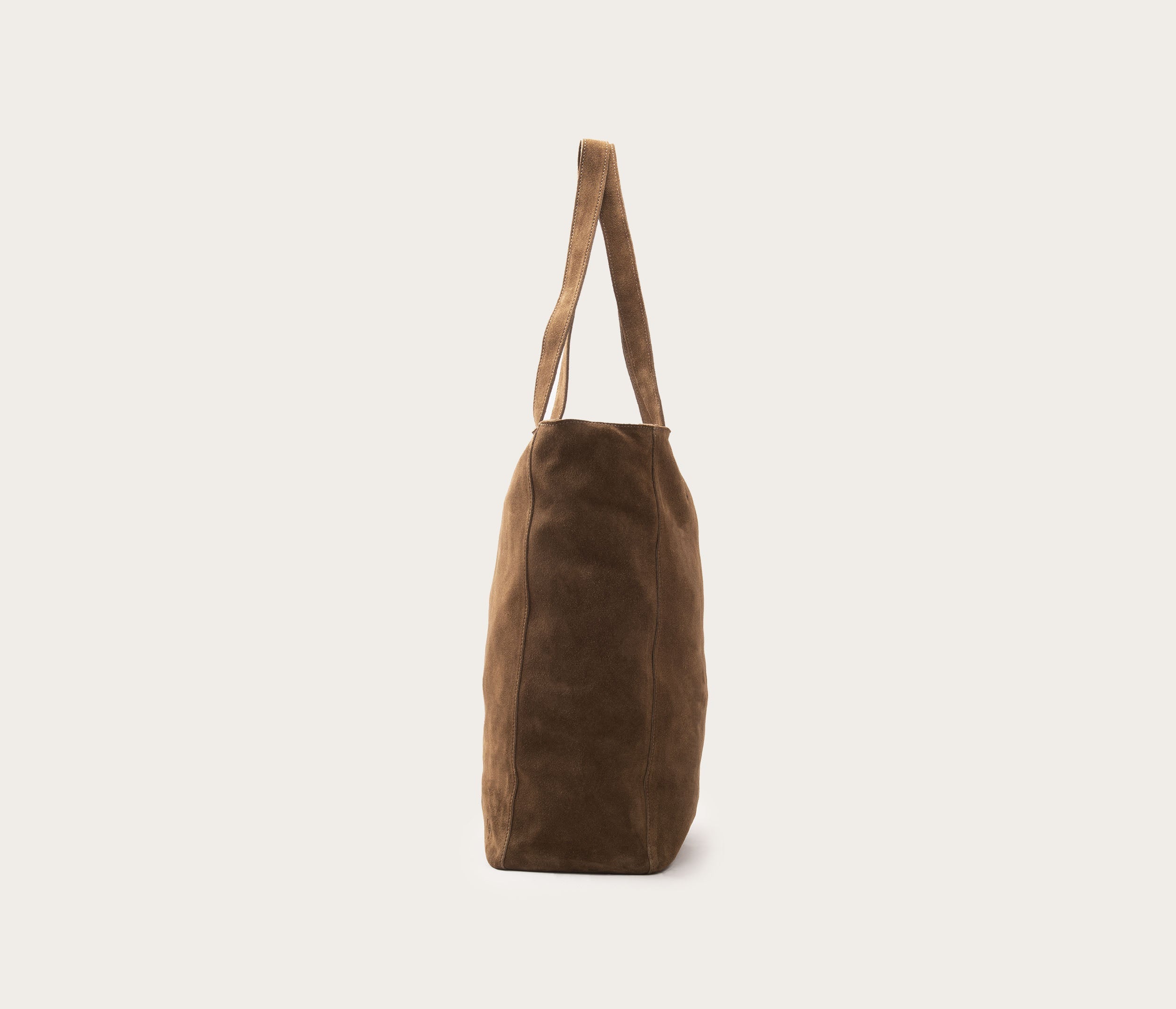 sac en cuir francais velours couleur taupe vue de profil, sac en cuir daim, sac souple velours 